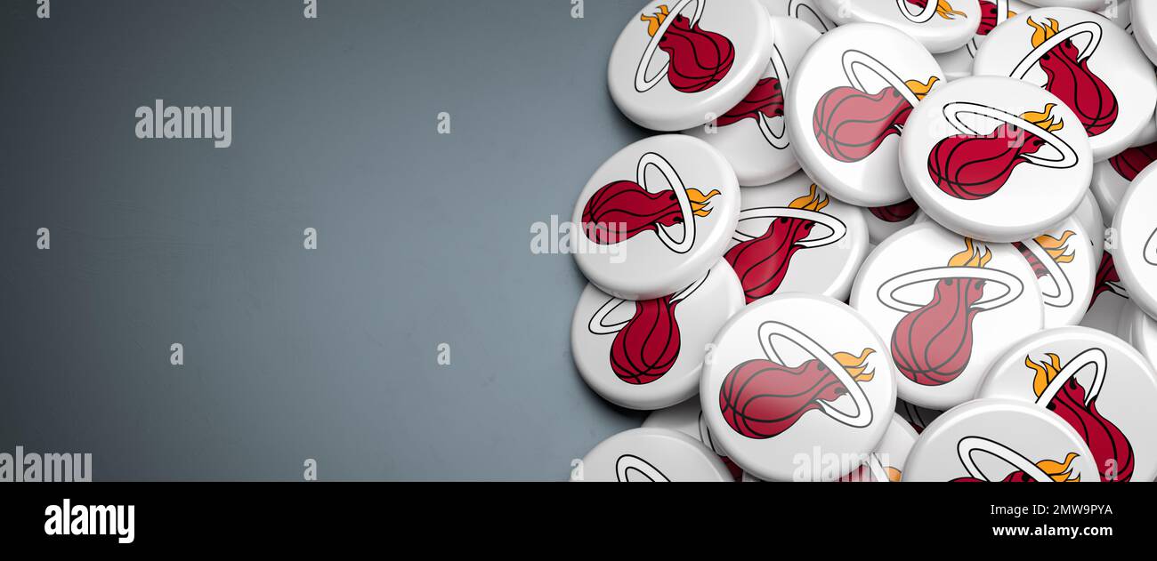 Logos de l'équipe américaine de basket-ball de la NBA Miami Heat on a Heap on a table. Banque D'Images