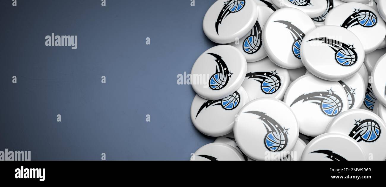 Logos de l'équipe américaine de basket-ball de la NBA Orlando Magic sur un tas sur une table. Banque D'Images