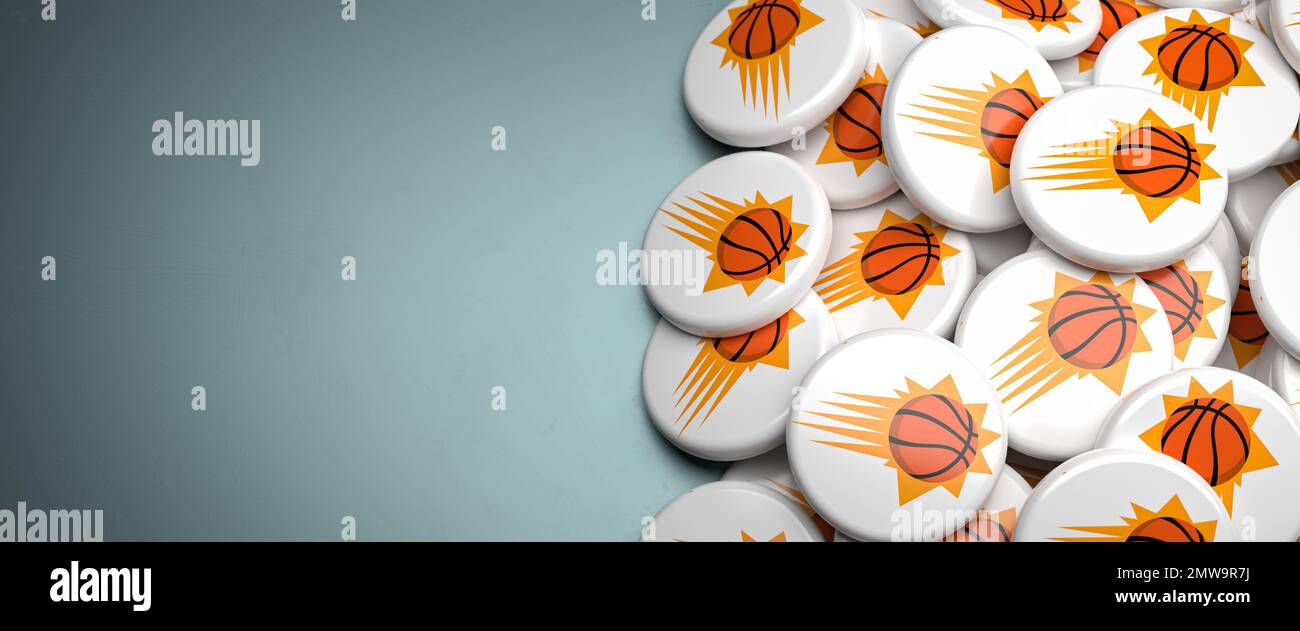 Logos de l'équipe américaine de basket-ball de la NBA Phoenix Suns sur un tas sur une table. Banque D'Images