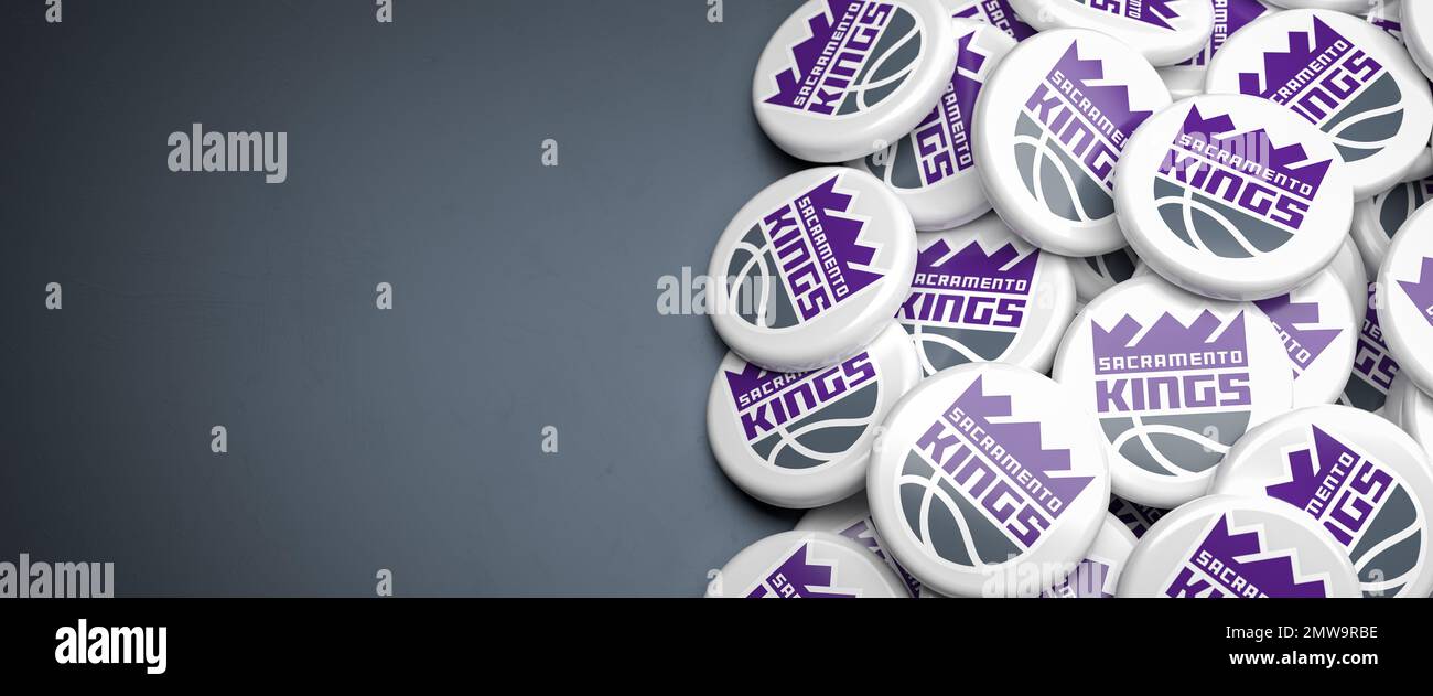 Logos de l'équipe américaine de basket-ball de la NBA Sacramento Kings sur un tas sur une table. Banque D'Images
