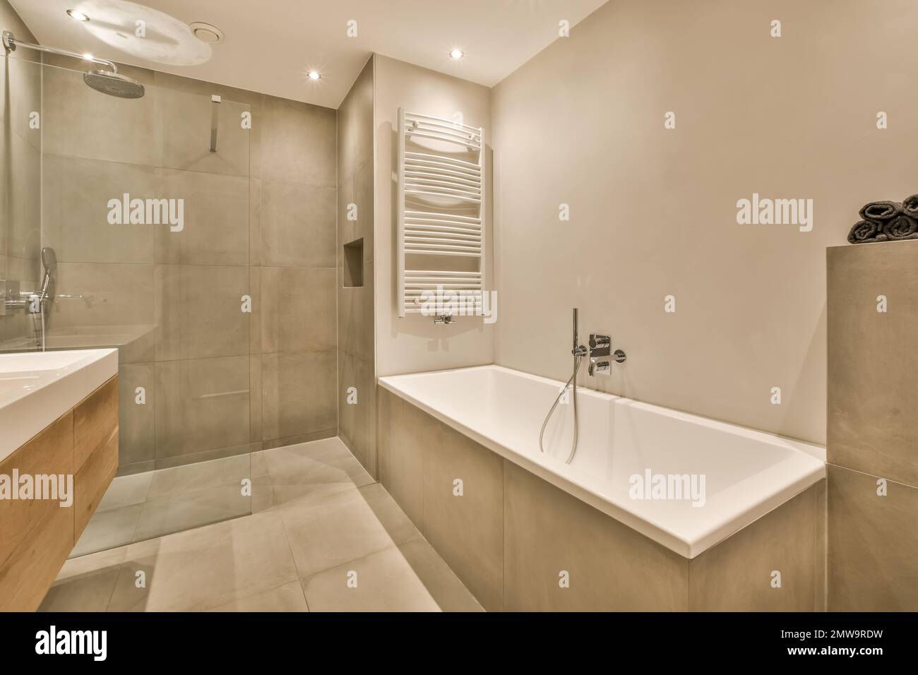 une salle de bain avec baignoire et douche dans la partie centrale de la  pièce photo est prise du côté Photo Stock - Alamy