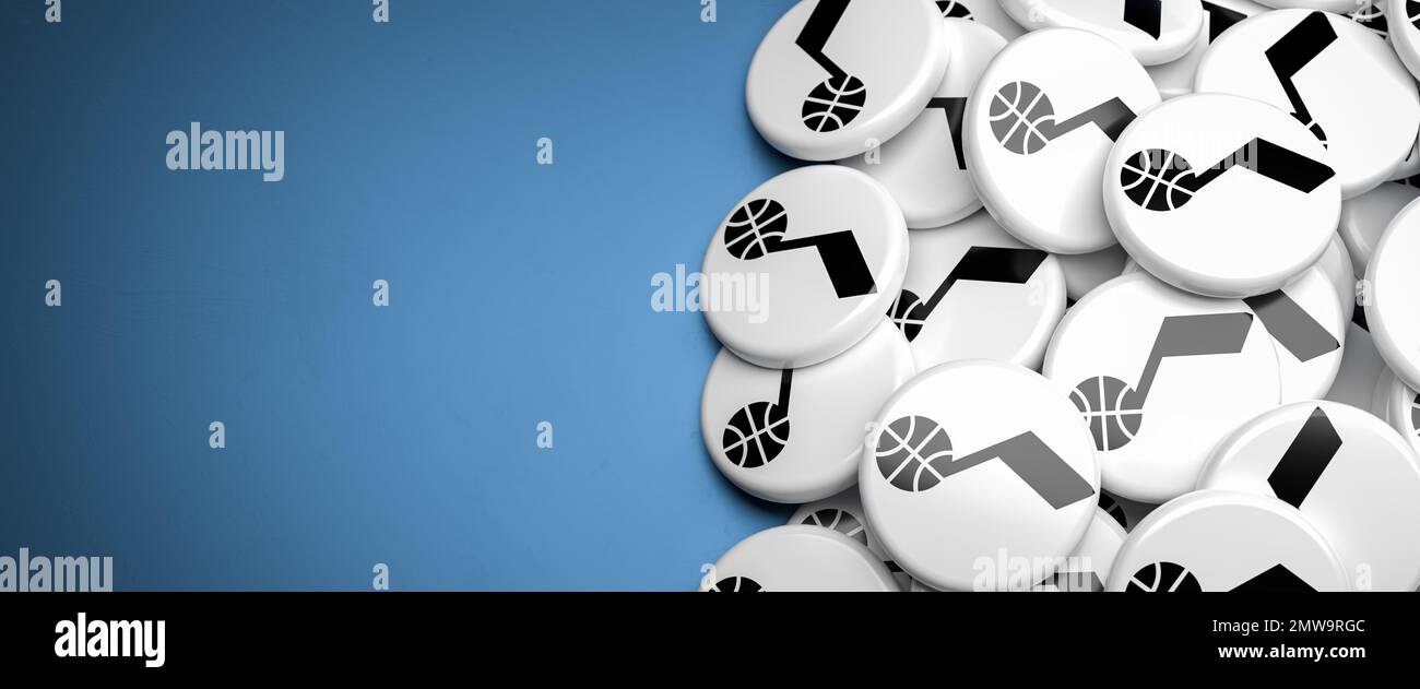 Logos de l'équipe américaine de basket-ball de la NBA Utah Jazz sur un tas sur une table. Banque D'Images