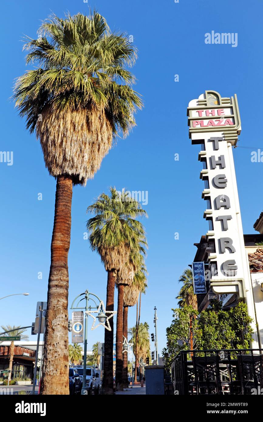 Le Plaza Theatre, propriété de la ville de Palm Springs, a ouvert ses portes en 1936 sur South Palm Canyon Drive à Palm Springs, en Californie. Banque D'Images
