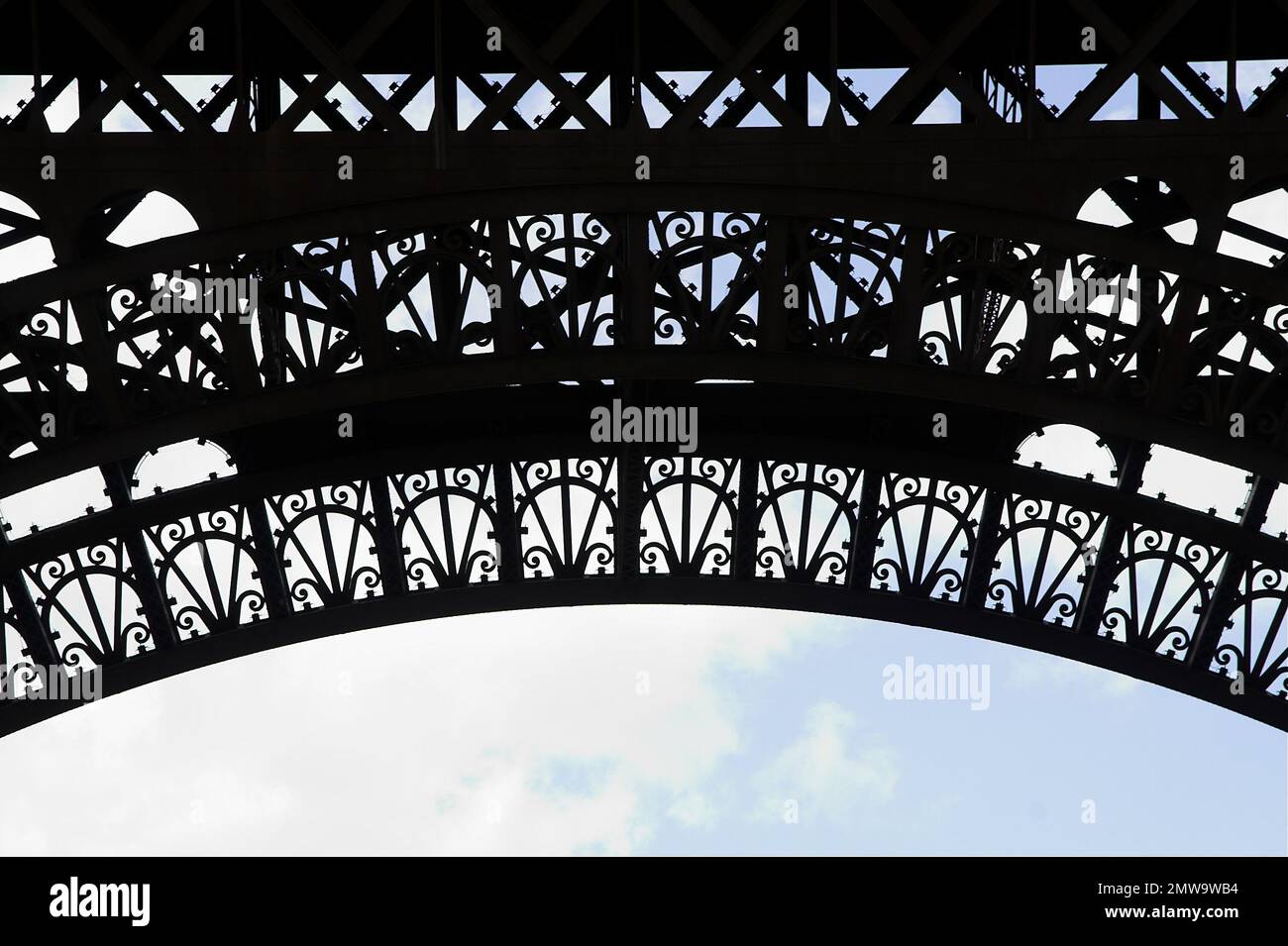 Paryż Paris Francja France Frankreich, Tour Eiffel - fragment de la base - partie inférieure; Eiffelturm - fragment der base - unterer Teil; Wieża Eiffla Banque D'Images