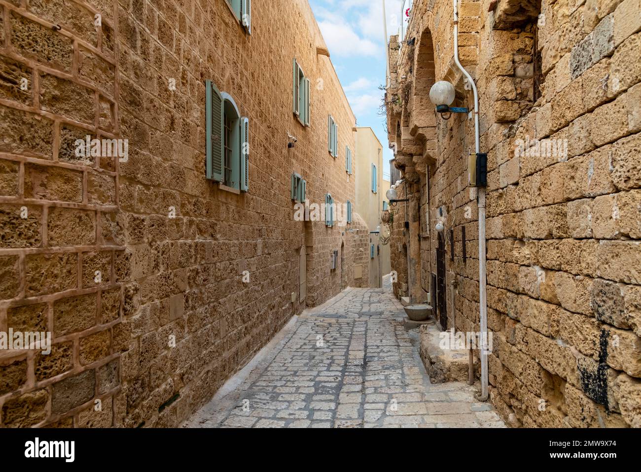 Une rue étroite dans la vieille ville historique et médiévale de Jaffa Israël. Banque D'Images
