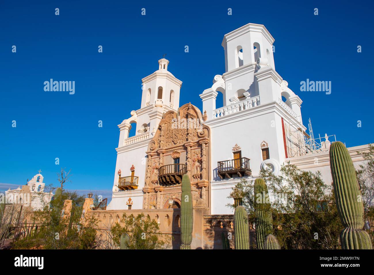 Mission San Xavier del bac façade à Tohono O'odham Nation Indian Reservation près de la ville de Tucson, Arizona, Etats-Unis. Banque D'Images