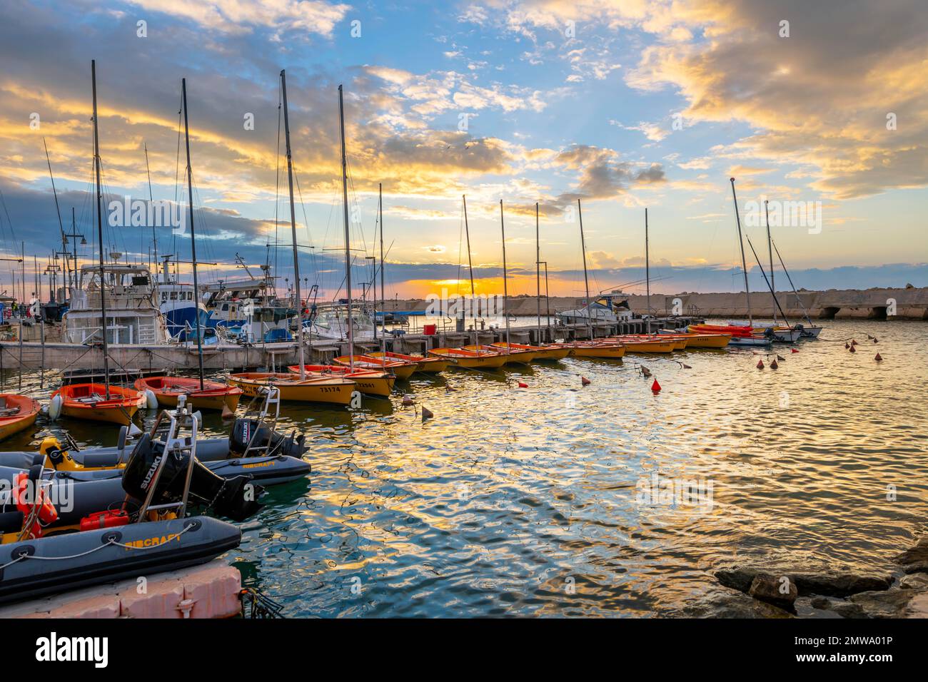 Le petit port et la marina au port de l'ancienne ville de Jaffa, Israël, au coucher du soleil. Banque D'Images