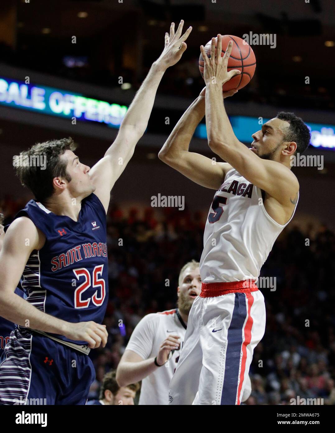 Gonzaga's Nigel Williams-Goss shoots over Saint Mary's Joe Rahon in the first half of an NCAA college basketball game during the championship of the West Coast Conference tournament, Tuesday, March 7, 2017, in Las Vegas. (AP Photo/John Locher) Banque D'Images