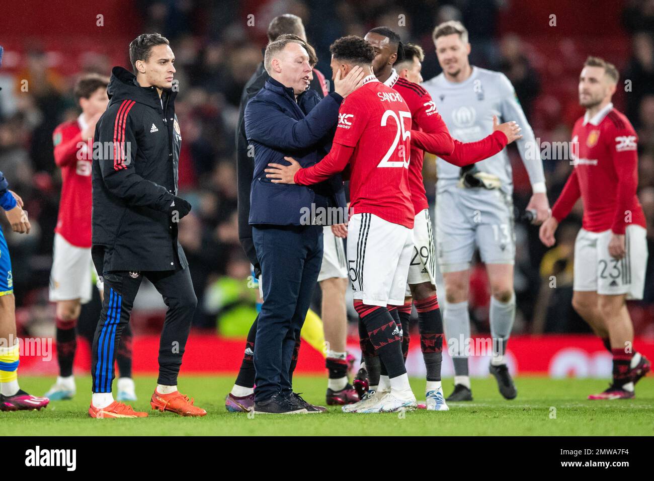 Manchester, Royaume-Uni. 01st févr. 2023. Steve Cooper Manager de Nottingham Forest a un mot tranquille avec son ancien joueur de jeunesse d'Angleterre Jadon Sancho #25 de Manchester United à temps plein pendant le match semi-final de la Carabao Cup Manchester United contre Nottingham Forest à Old Trafford, Manchester, Royaume-Uni, 1st février 2023 (photo de Ritchie Sumpter/News Images) À Manchester, Royaume-Uni, le 2/1/2023. (Photo de Ritchie Sumpter/News Images/Sipa USA) crédit: SIPA USA/Alay Live News Banque D'Images