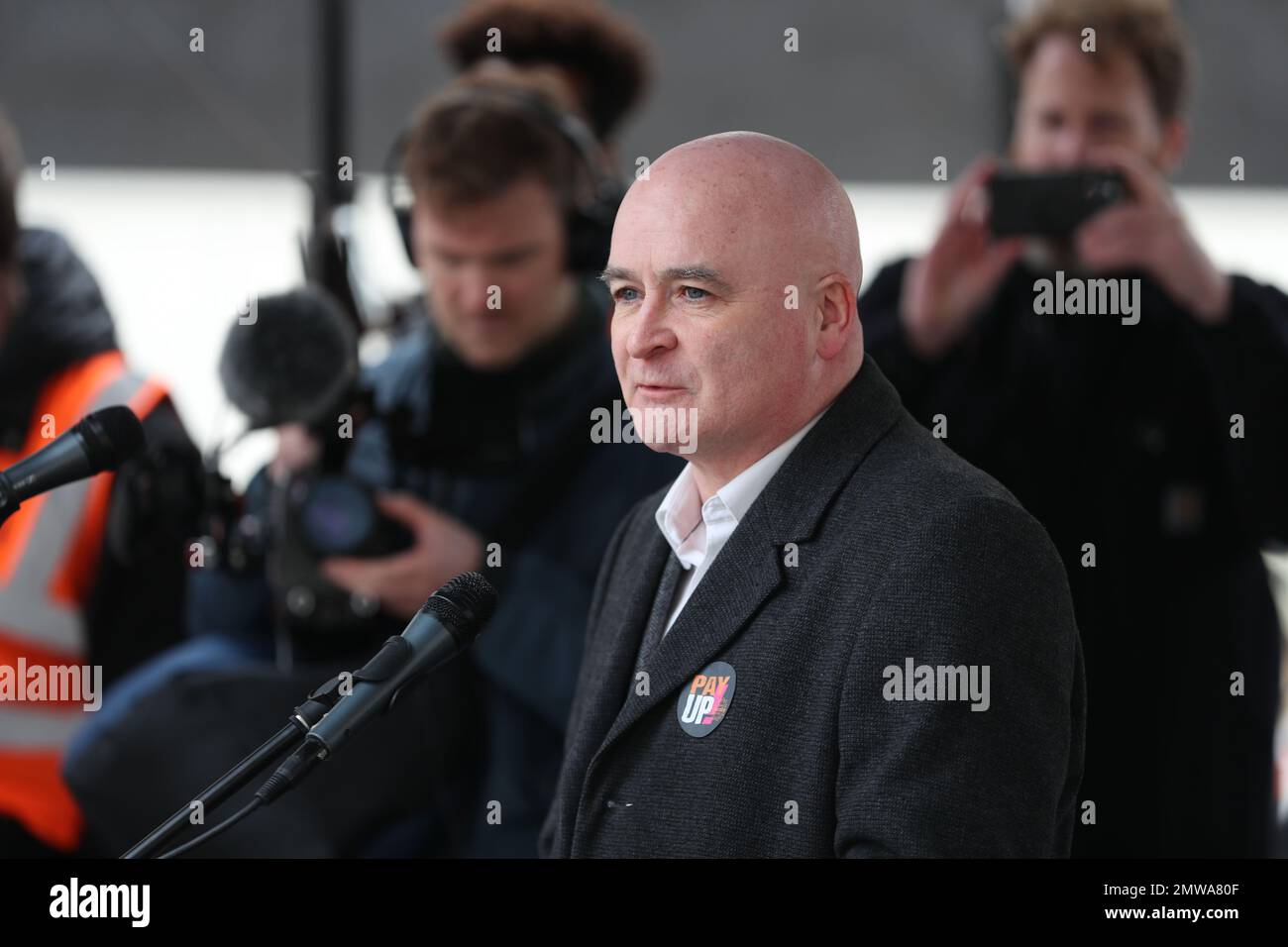 LONDRES, le 1st février 2023, Mick Lynch, secrétaire général du RMT, prononce un discours alors que 40 000 membres syndicaux en grève défilent à Londres pour protester contre la rémunération, les conditions d'emploi et le financement. Banque D'Images