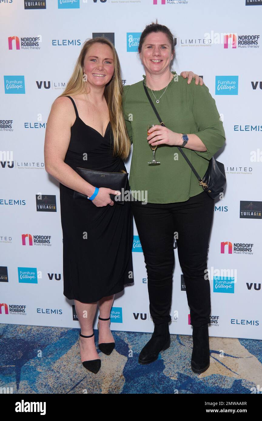 Londres, Royaume-Uni . 1 février 2023 . Izzy Noel Smith et Kim Oliver photographiés pour assister au dîner Legends of Rugby 2023 en aide aux Robins de Nordot qui se tiennent au JW Marriot Grosvenor House Hotel. Crédit : Alan D West/EMPICS/Alay Live News Banque D'Images