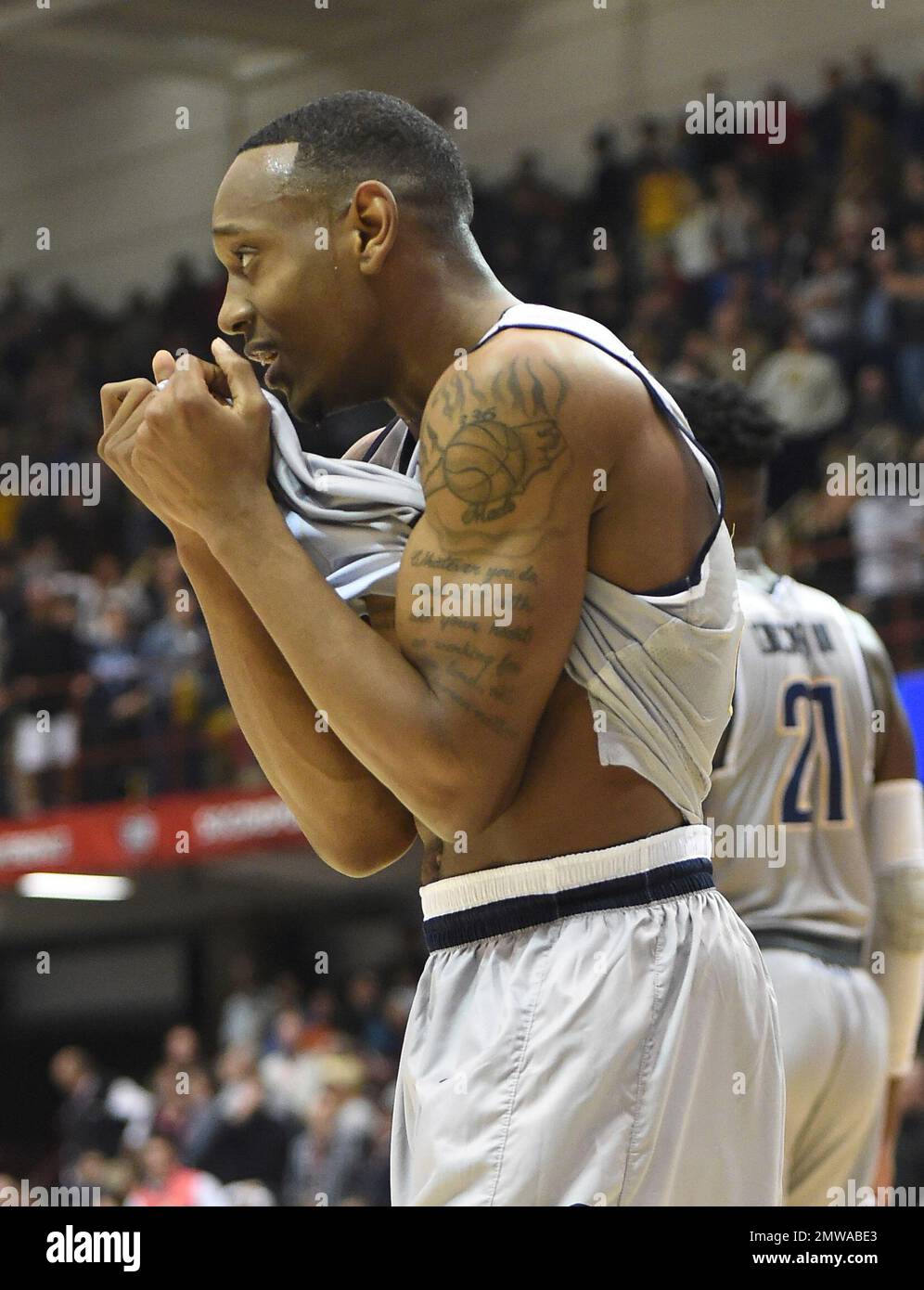 UNC Greensboro's guard Diante Baldwin reacts to fouling with seconds left in the NCAA college basketball game against East Tennessee State for the Southern Conference tournament championship in Asheville, N.C., Monday, March 6, 2017. East Tennessee State won 79-74. (AP Photo/Kathy Kmonicek) Banque D'Images