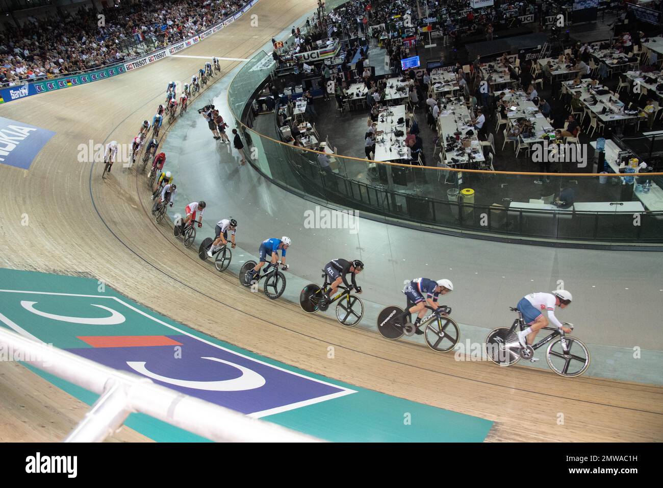 Cavaliers monoplace dans la course de points de l'omnium, devant les fans de cyclisme français aux Championnats du monde de cyclisme sur piste UCI à Paris. Banque D'Images