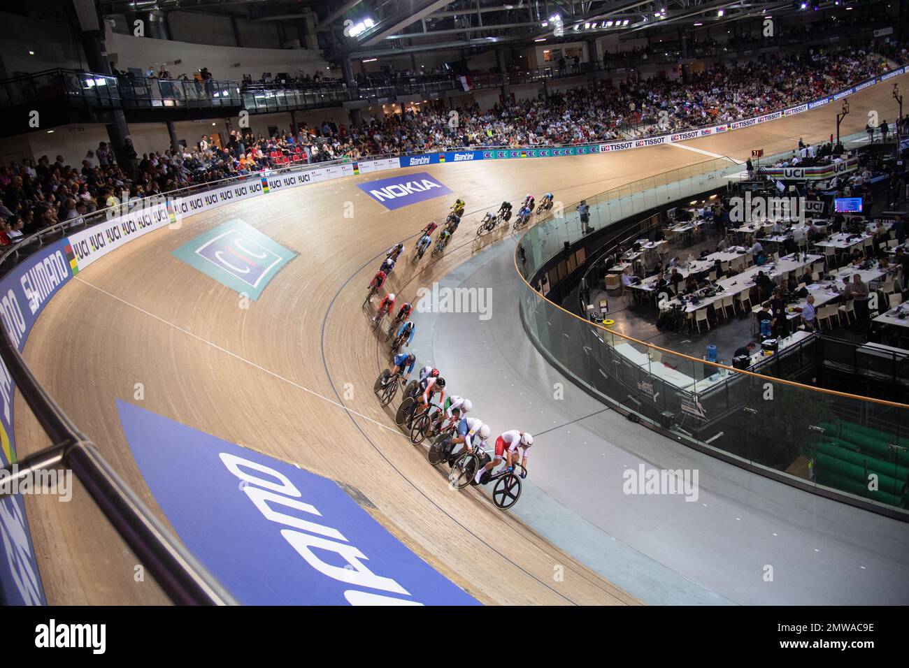 Cavaliers monoplace dans la course de points de l'omnium, devant les fans de cyclisme français aux Championnats du monde de cyclisme sur piste UCI à Paris. Banque D'Images