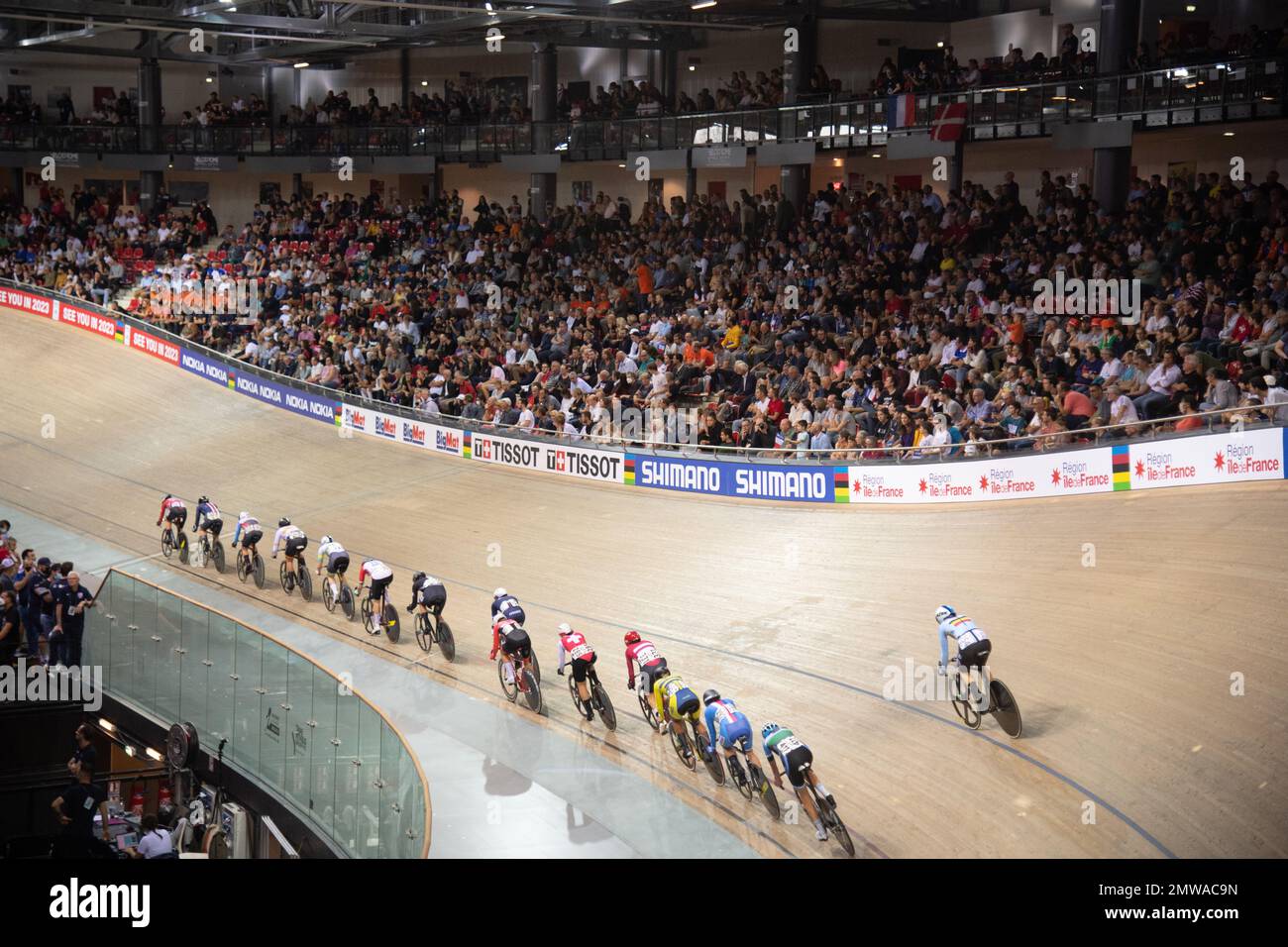 Cavaliers monoplace dans la course de points de l'omnium, devant les fans de cyclisme français aux Championnats du monde de cyclisme sur piste UCI à Paris. Banque D'Images