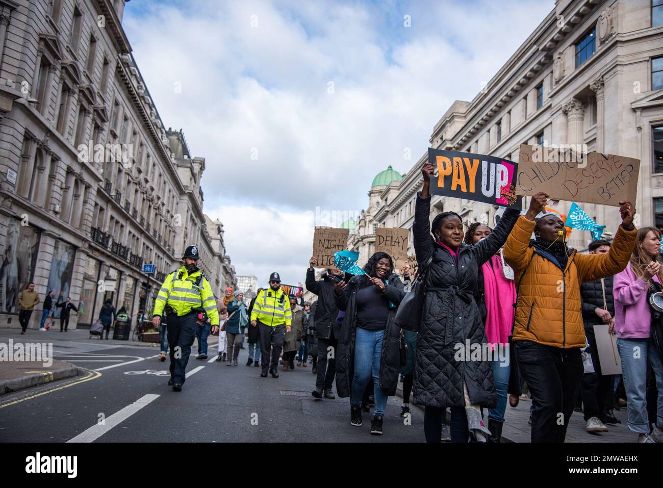 Londres, Royaume-Uni. 01st févr. 2023. Les activistes marchent avec des écriteaux pendant la grève du Syndicat des services publics et commerciaux (SCP). 100 000 membres de la fonction publique, y compris des travailleurs de l'éducation et des chemins de fer, ont organisé des grèves et des manifestations dans des villes du Royaume-Uni en vue d'une augmentation de salaire. Crédit : SOPA Images Limited/Alamy Live News Banque D'Images