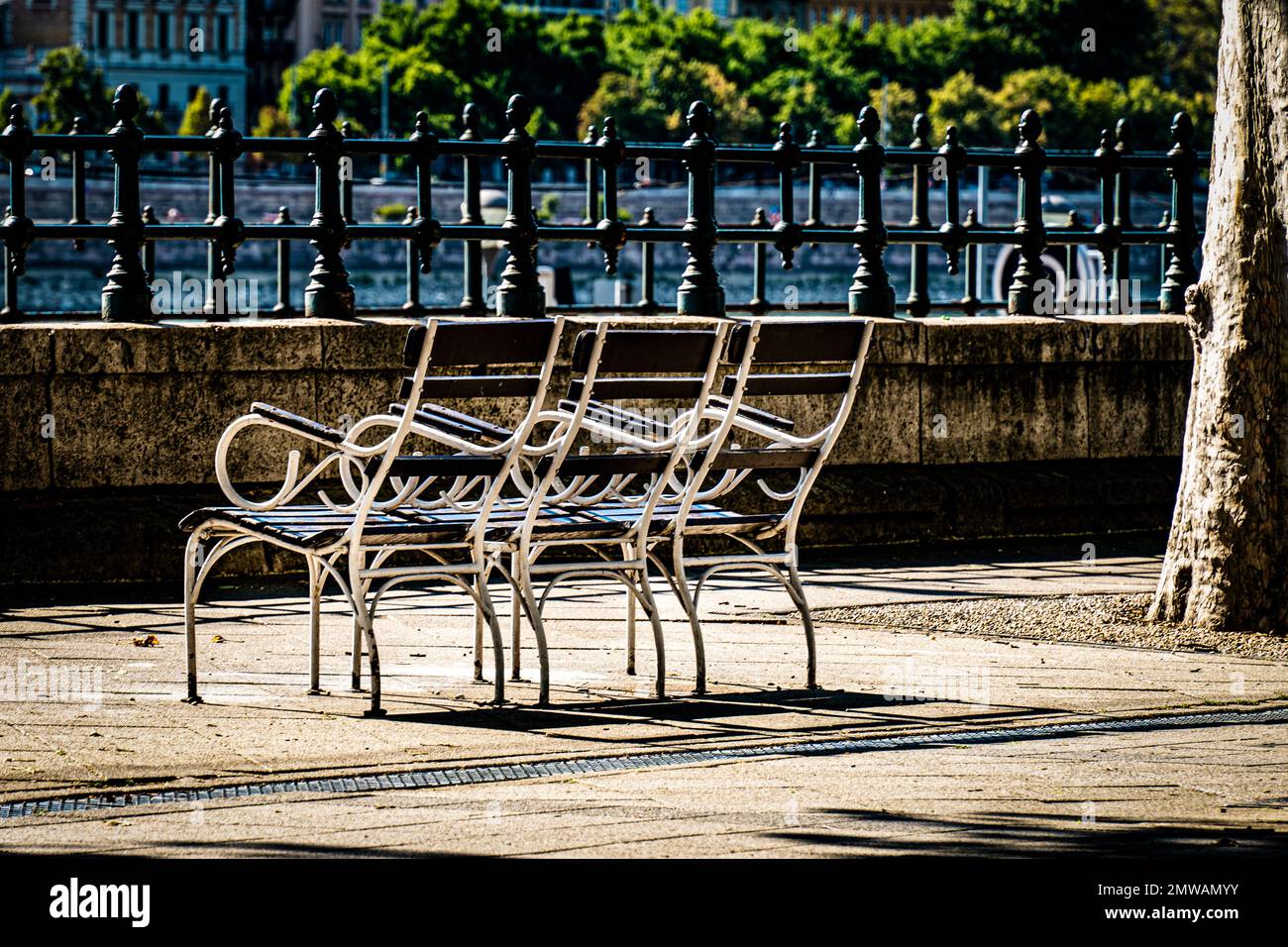 3 chaises sur la promenade à côté du Danube à Budapest Banque D'Images