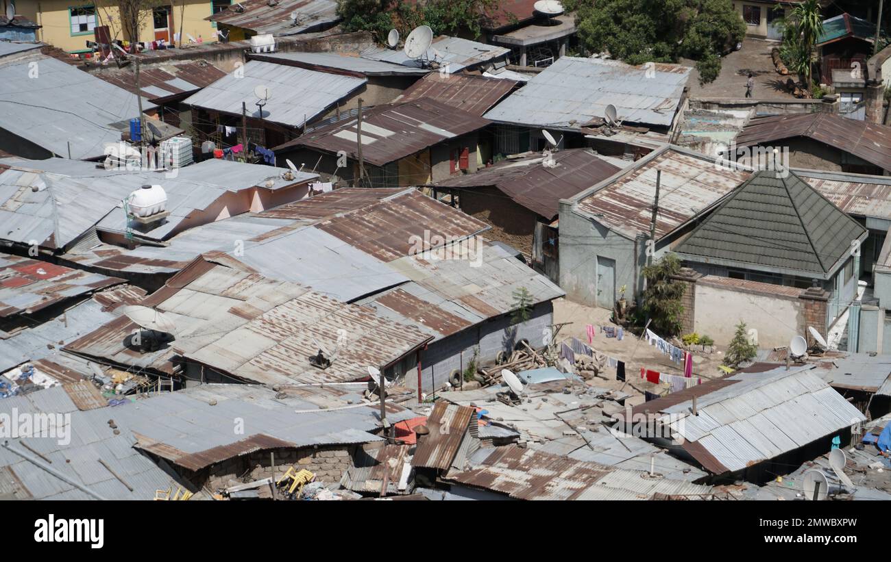 Un gros plan d'une zone pauvre avec des toits en métal rouillé Banque D'Images