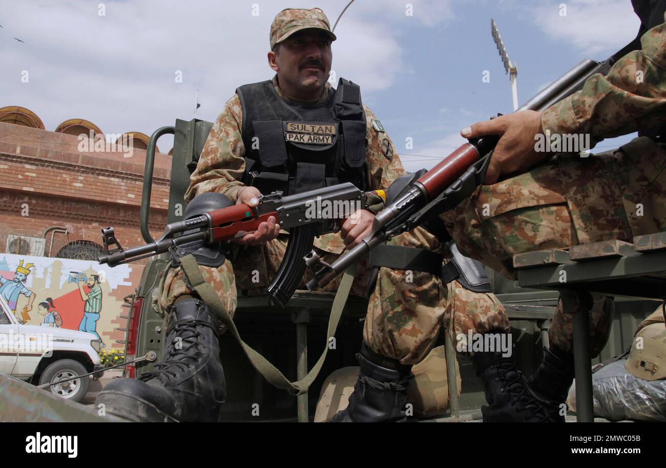 Pakistani army troops patrol in the vicinity of Gaddafi stadium ahead of the final cricket match of the Pakistan Super League, in Lahore, Pakistan, Tuesday, Feb. 28, 2017. Pakistan's provincial government gave the green light on Monday to organize the Pakistan Super League final at Lahore on March 5 despite a recent attack in the city that killed at least 13 people. (AP Photo/K.M. Chaudary) Banque D'Images