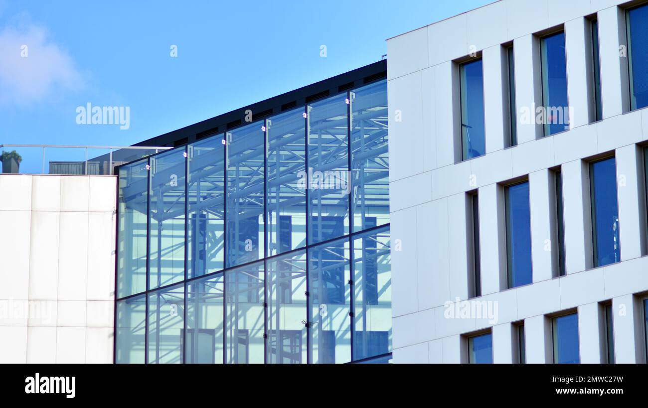 Fragment de parois de façade en verre et en métal. Immeubles de bureaux commerciaux. Architecture moderne abstraite. Banque D'Images