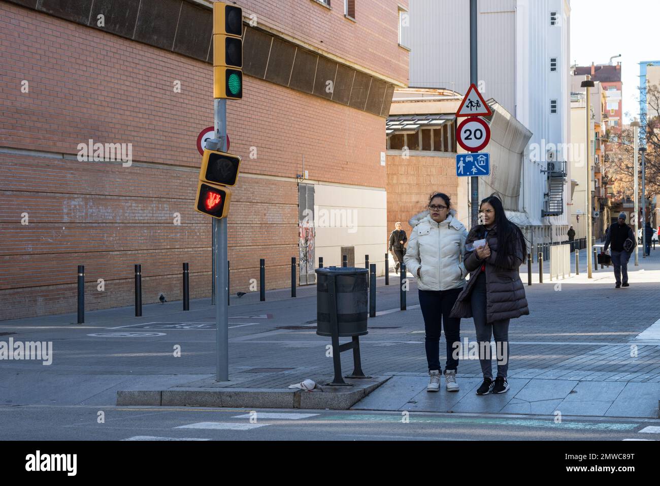 Un coup de feu dans la rue en hiver les jours venteux à Barcelone Banque D'Images