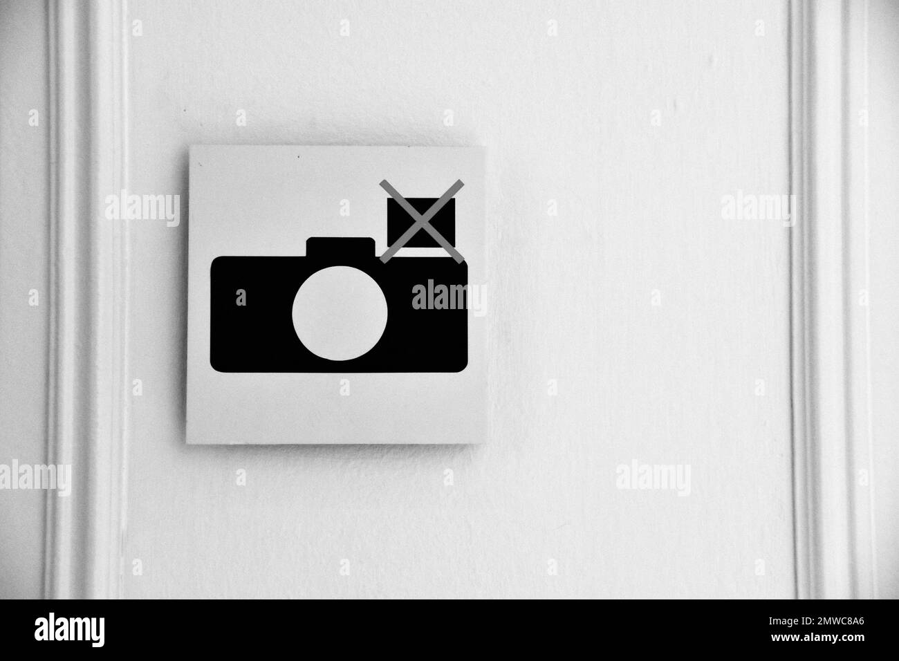 Logo d'une caméra sur un mur blanc, pictogramme de la caméra, symbole de la caméra Banque D'Images