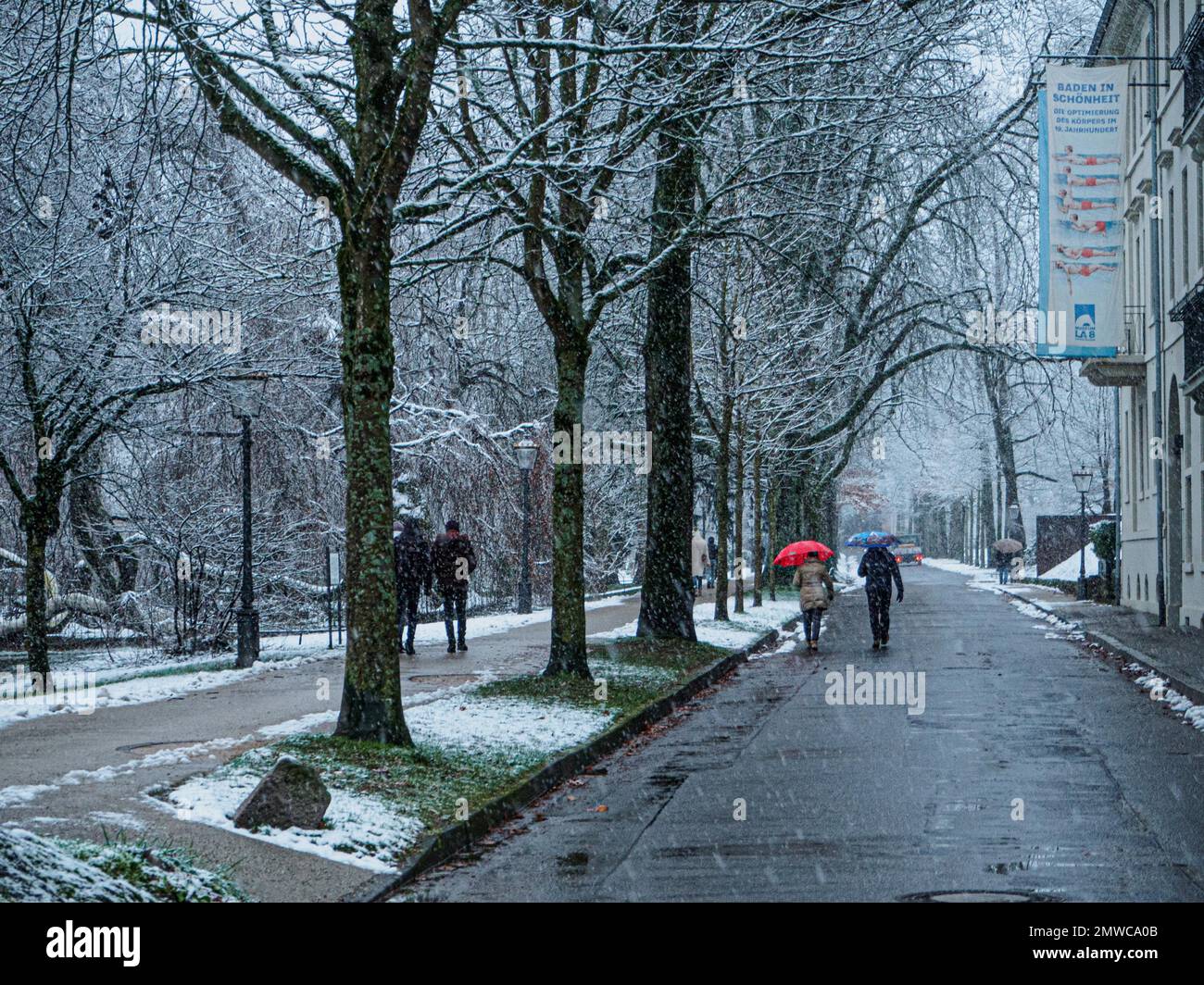Personnes avec parapluie pendant la chute de neige, Lichtentaler Allee, Baden-Baden, Bade-Wurtemberg, Allemagne Banque D'Images