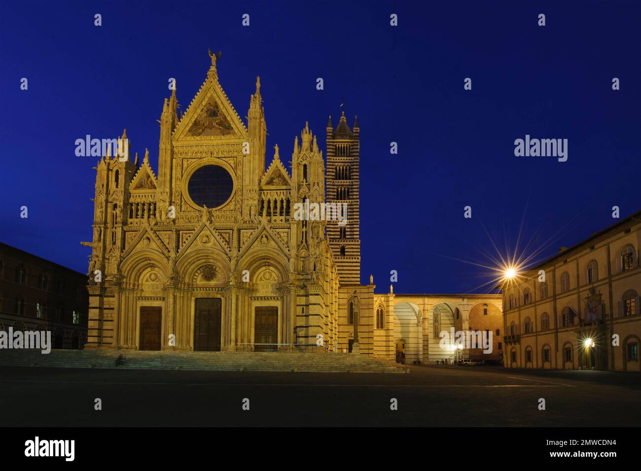 Cathédrale de Sienne à l'heure bleue, style architectural gothique, Sienne, Toscane, Italie Banque D'Images