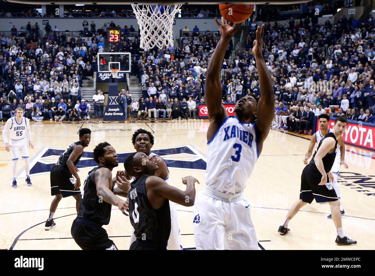 Xavier's Quentin Goodin (3) shoots over Butler's Avery Woodson (0) in the first half of an NCAA college basketball game, Sunday, Feb. 26, 2017, in Cincinnati. (AP Photo/John Minchillo) Banque D'Images