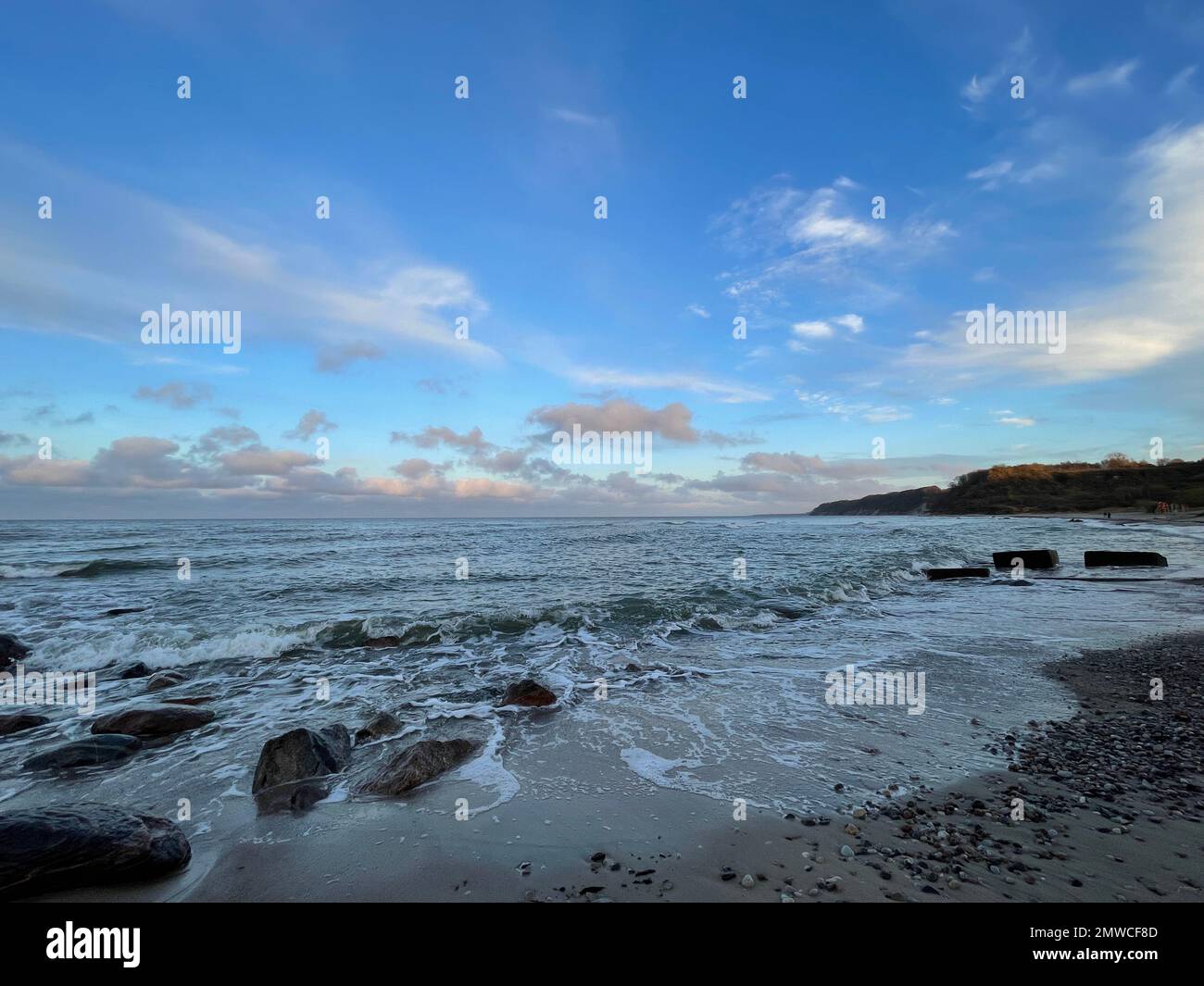 Une vue panoramique sur les vagues de la mer Baltique sur une rive sablonneuse de la ville de Kaliningrad au coucher du soleil Banque D'Images