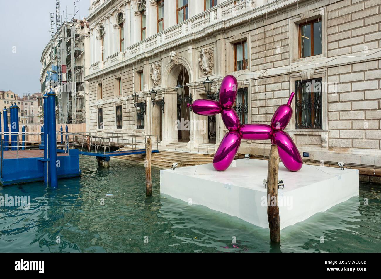 Venise, Italie, Europe, Balloon Dog de jeff Koons à la collection François Pinault du Palazzo Grassi Banque D'Images