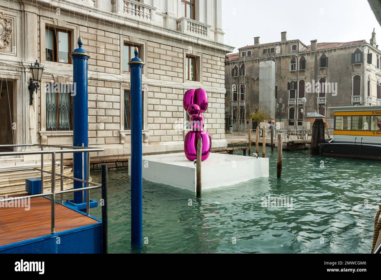 Venise, Italie, Europe, Balloon Dog de jeff Koons à la collection François Pinault du Palazzo Grassi Banque D'Images
