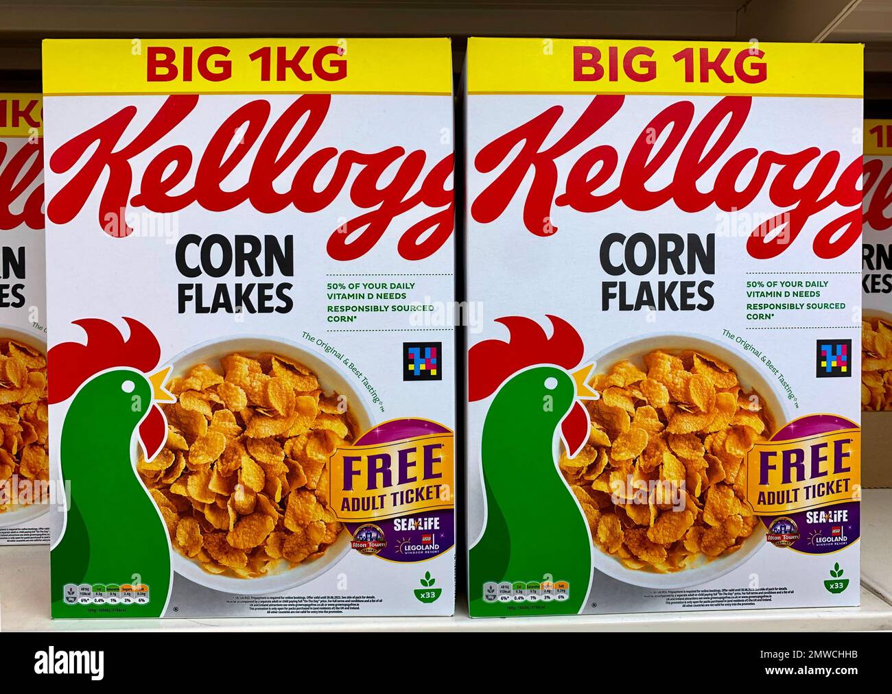 Un gros plan de boîtes de céréales de petit déjeuner Kellogg's cornflakes à  vendre dans un supermarché Photo Stock - Alamy