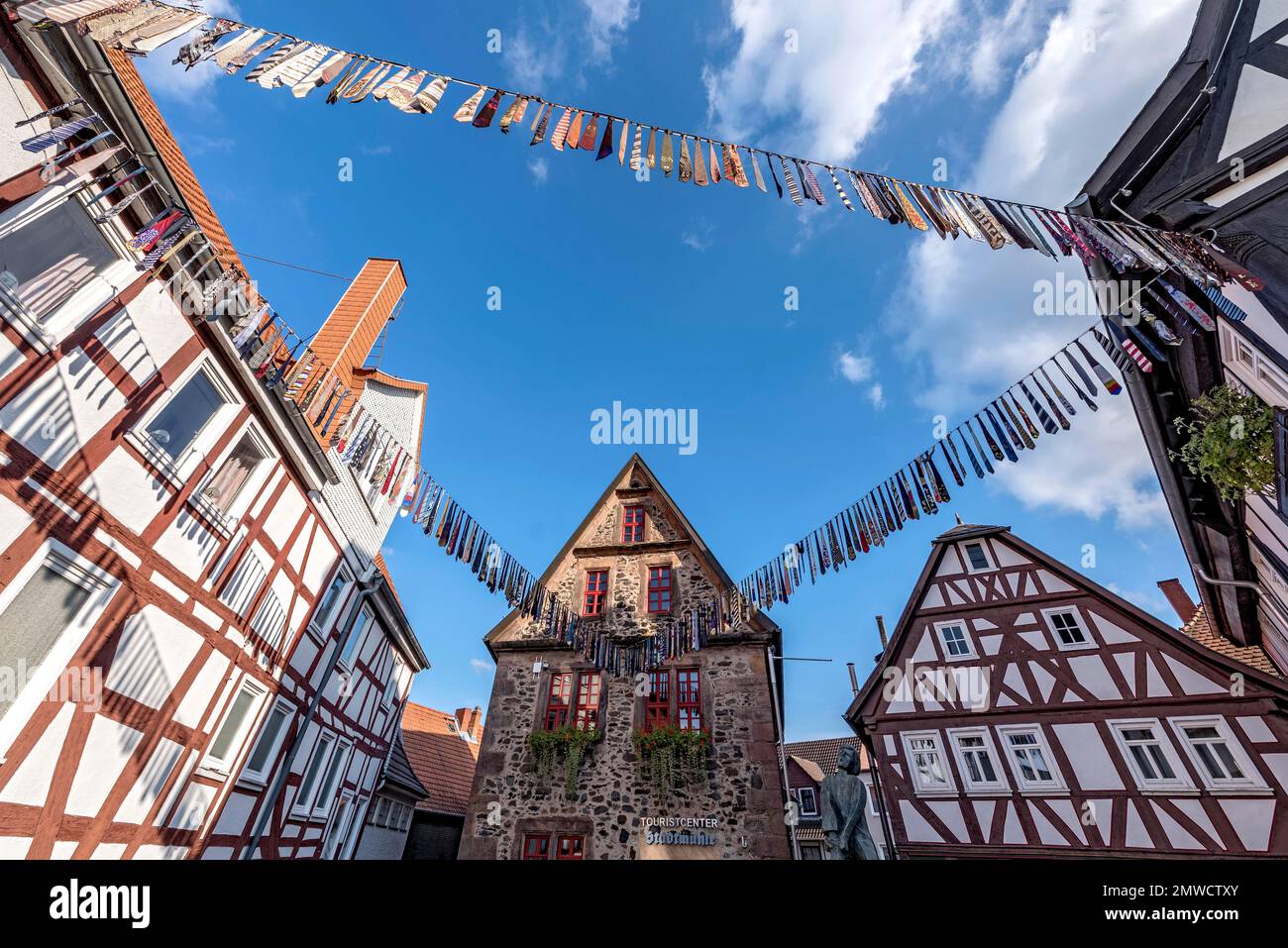 Liens accrochés sur une laisse d'une action pour la paix par Soroptimist International, si, jamais plus de guerre, vieille ville, Lauterbach, Vogelsberg, Hesse, Allemagne Banque D'Images