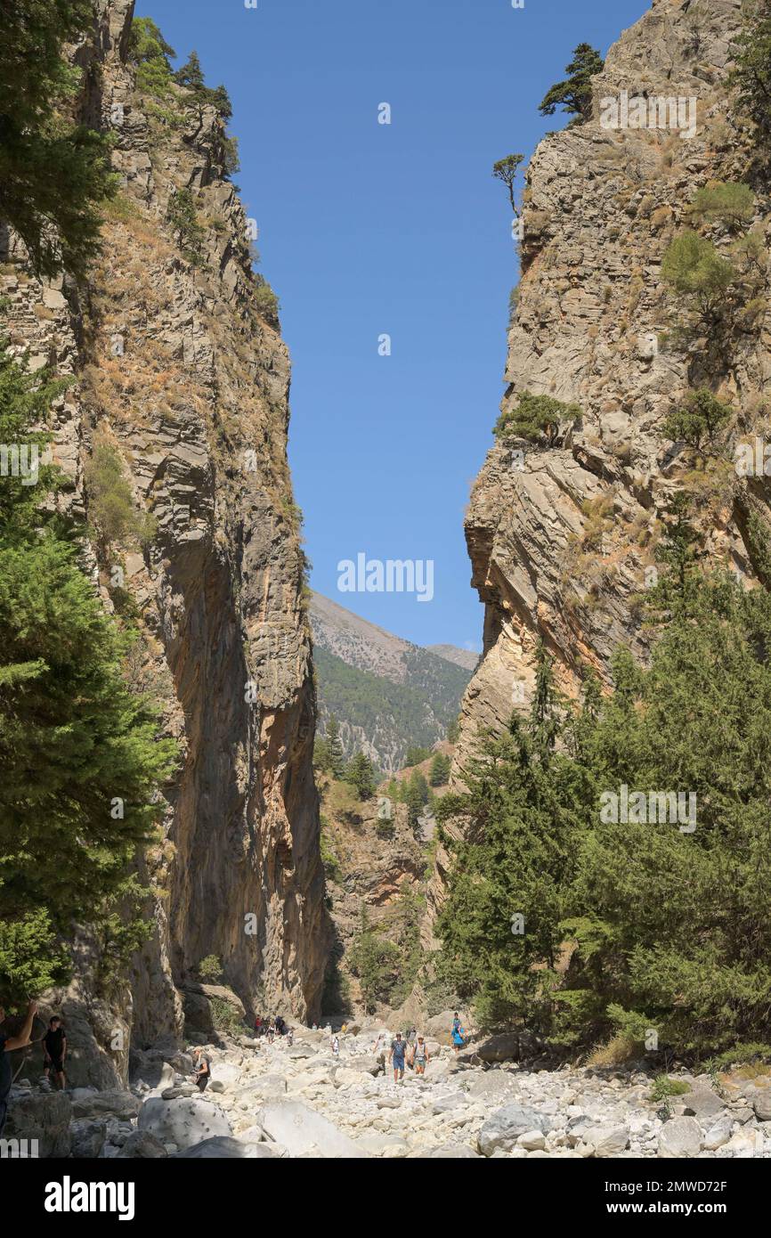 Sentier de randonnée, au milieu des trois narrows portes d'fer, gorge de Samaria, Crète, Grèce Banque D'Images