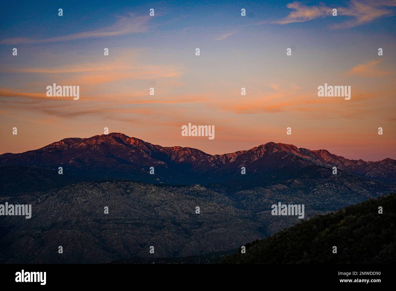 Coucher de soleil coloré sur les montagnes Banque D'Images