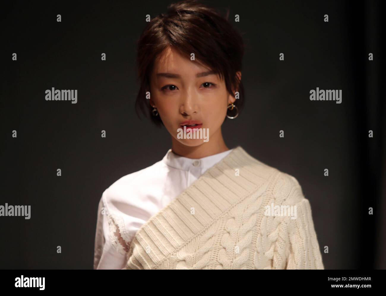Chinese actress Zhou Dongyu poses for photographers upon arrival at Burberry's Autumn/Winter 2017 fashion show, part of London Fashion Week in London, Monday, Feb. 20, 2017. (Photo by Joel Ryan/Invision/AP) Banque D'Images