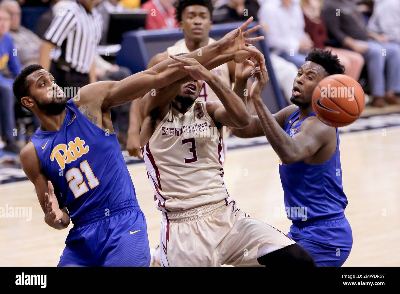 Pittsburgh's Sheldon Jeter (21) and Jamel Artis, right, battle for a rebound with Florida State's Trent Forrest (3)during the second half of an NCAA college basketball game, Saturday, Feb. 18, 2017, in Pittsburgh. (AP Photo/Keith Srakocic) Banque D'Images