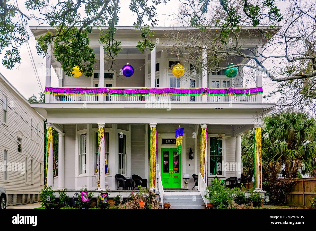 Une maison américaine Foursquare est décorée pour Mardi gras sur Palmetto Street, 30 janvier 2023, à Mobile, Alabama. La maison a été construite en 1892. Banque D'Images