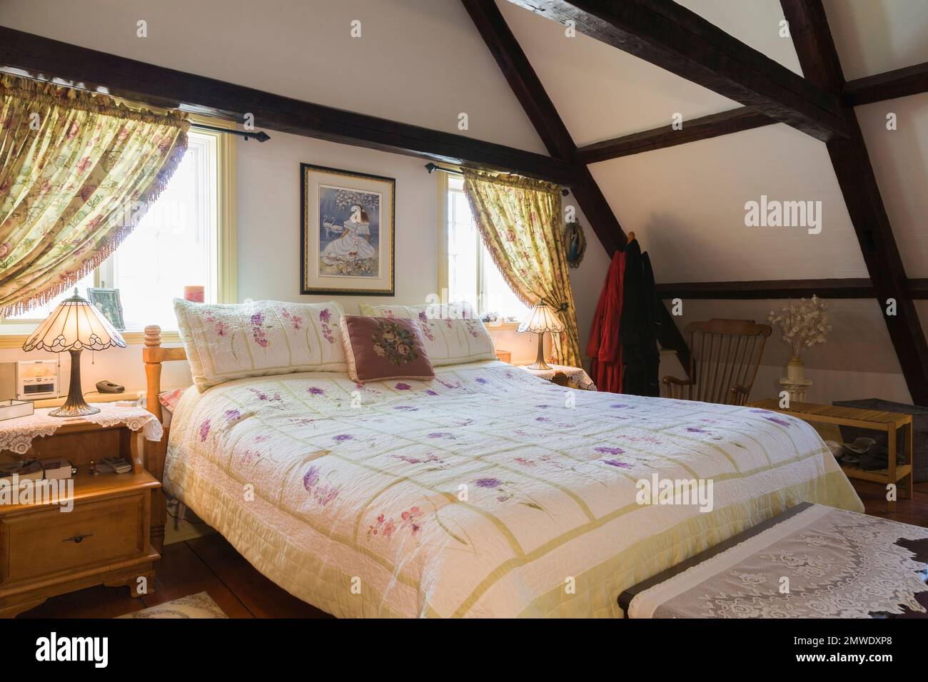 Très grand lit dans la chambre principale à l'étage à l'intérieur de l'ancienne maison de style cottage Canadiana reconstruite en 1886. Banque D'Images