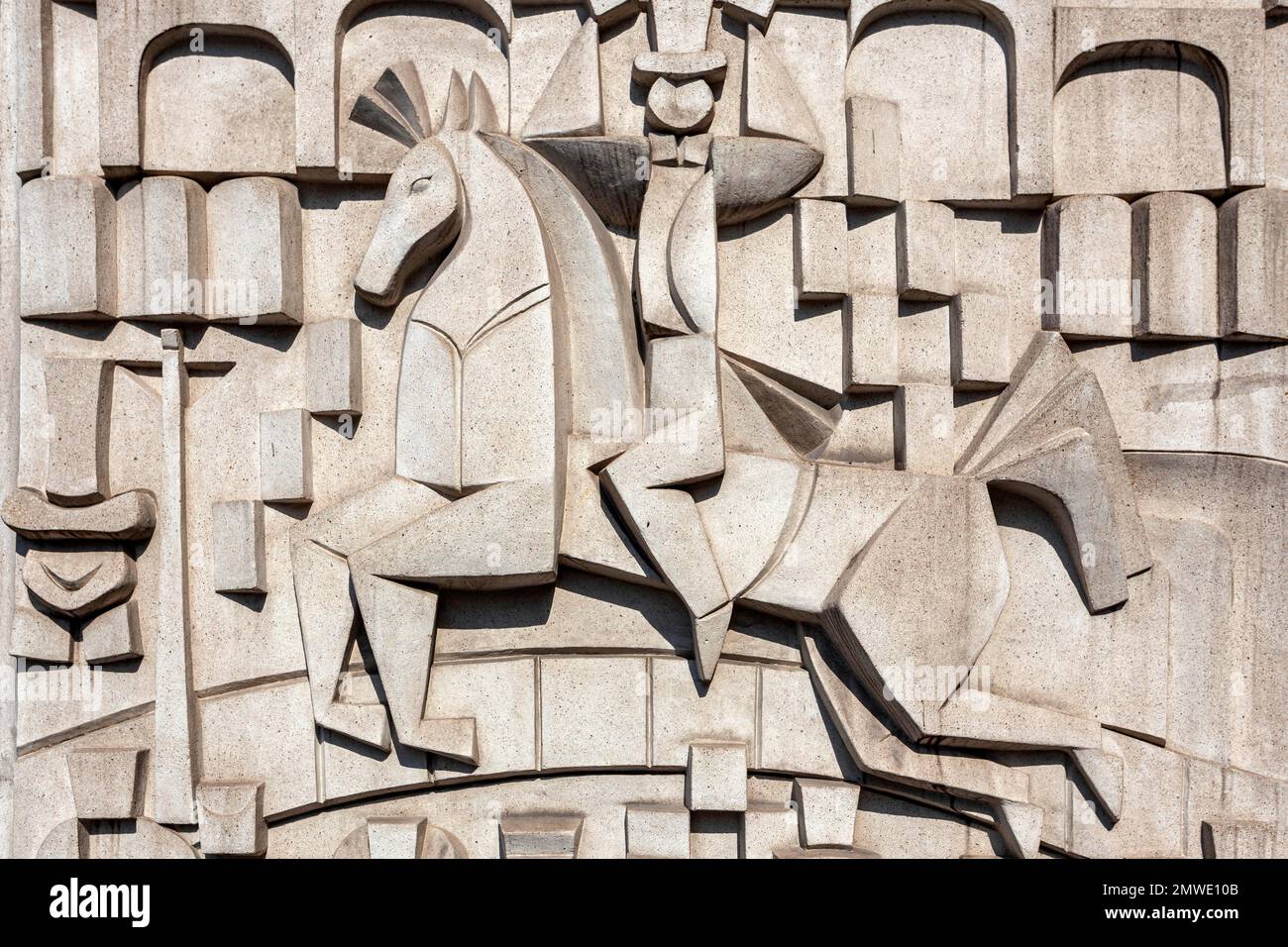 Mosaïque de figures de pierre sur une façade de maison, Berlin, Allemagne Banque D'Images