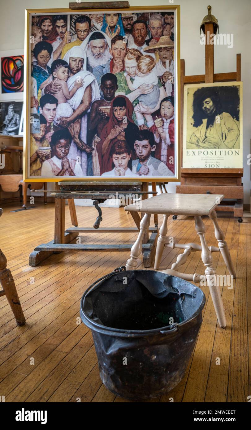 L'intérieur du Stockbridge Studio de Norman Rockwell, tel qu'il est apparu en 1960, avec ses outils, ses peintures, ses pinceaux et ses inspirations artistiques. Banque D'Images