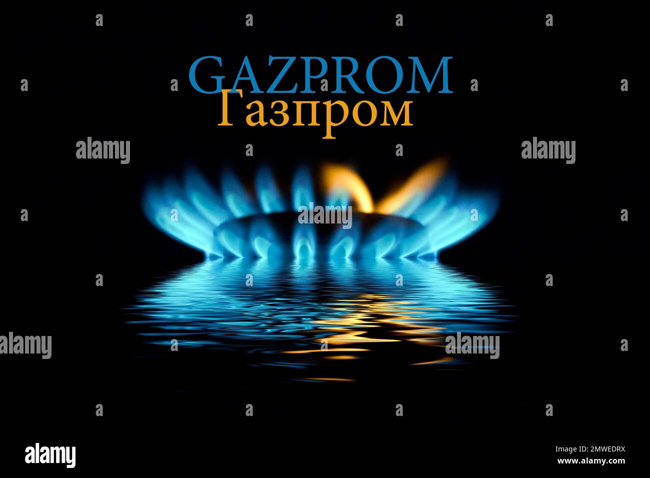 Flamme de gaz avec logo Gazprom reflétée dans l'eau Banque D'Images