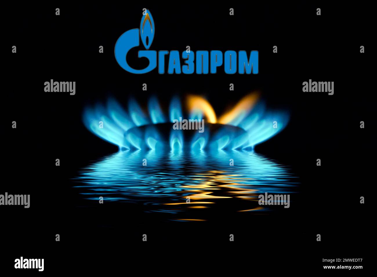 Flamme de gaz avec logo Gazprom reflétée dans l'eau Banque D'Images