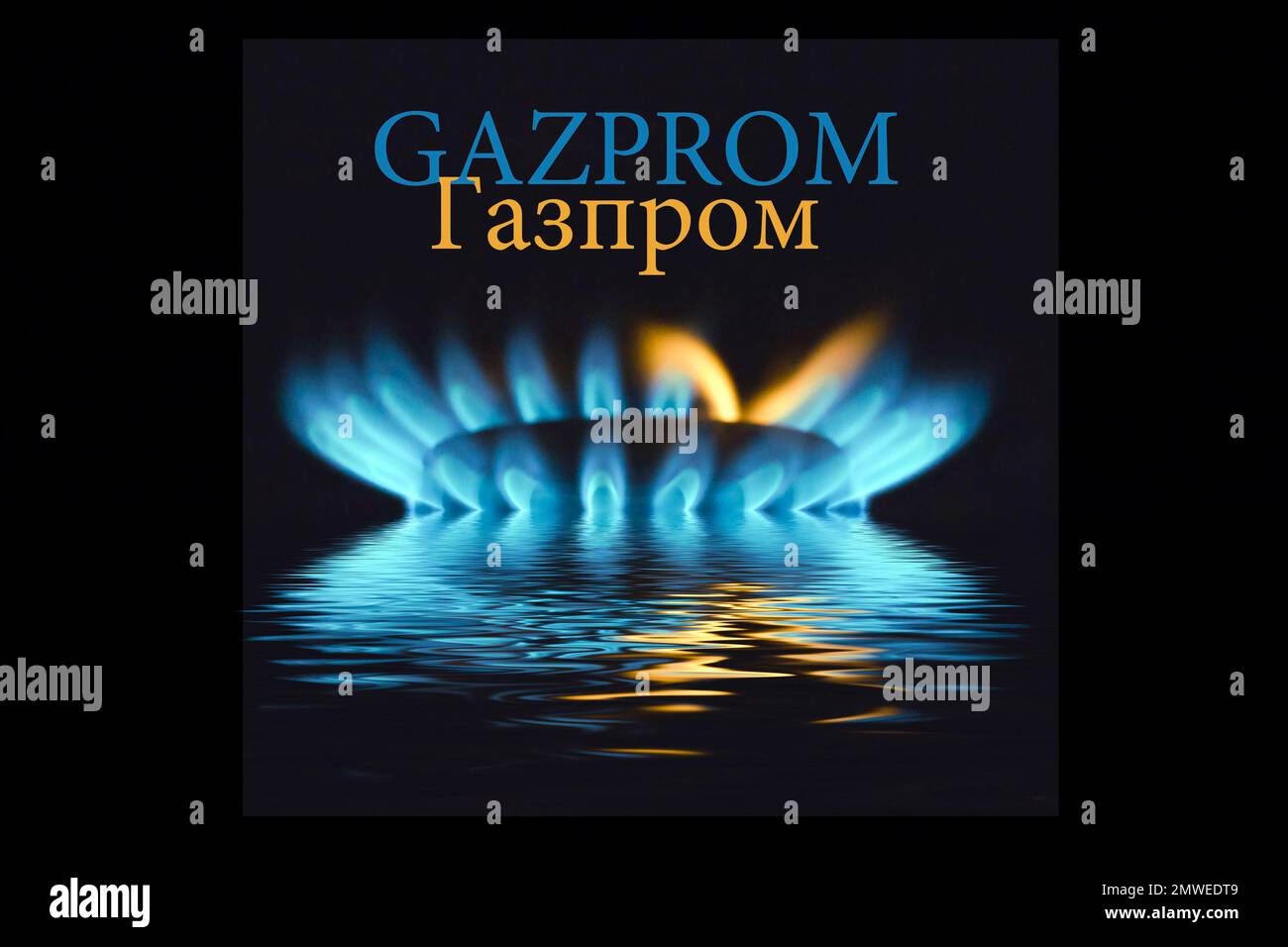 Flamme de gaz avec logo Gazprom reflétée dans l'eau Banque D'Images