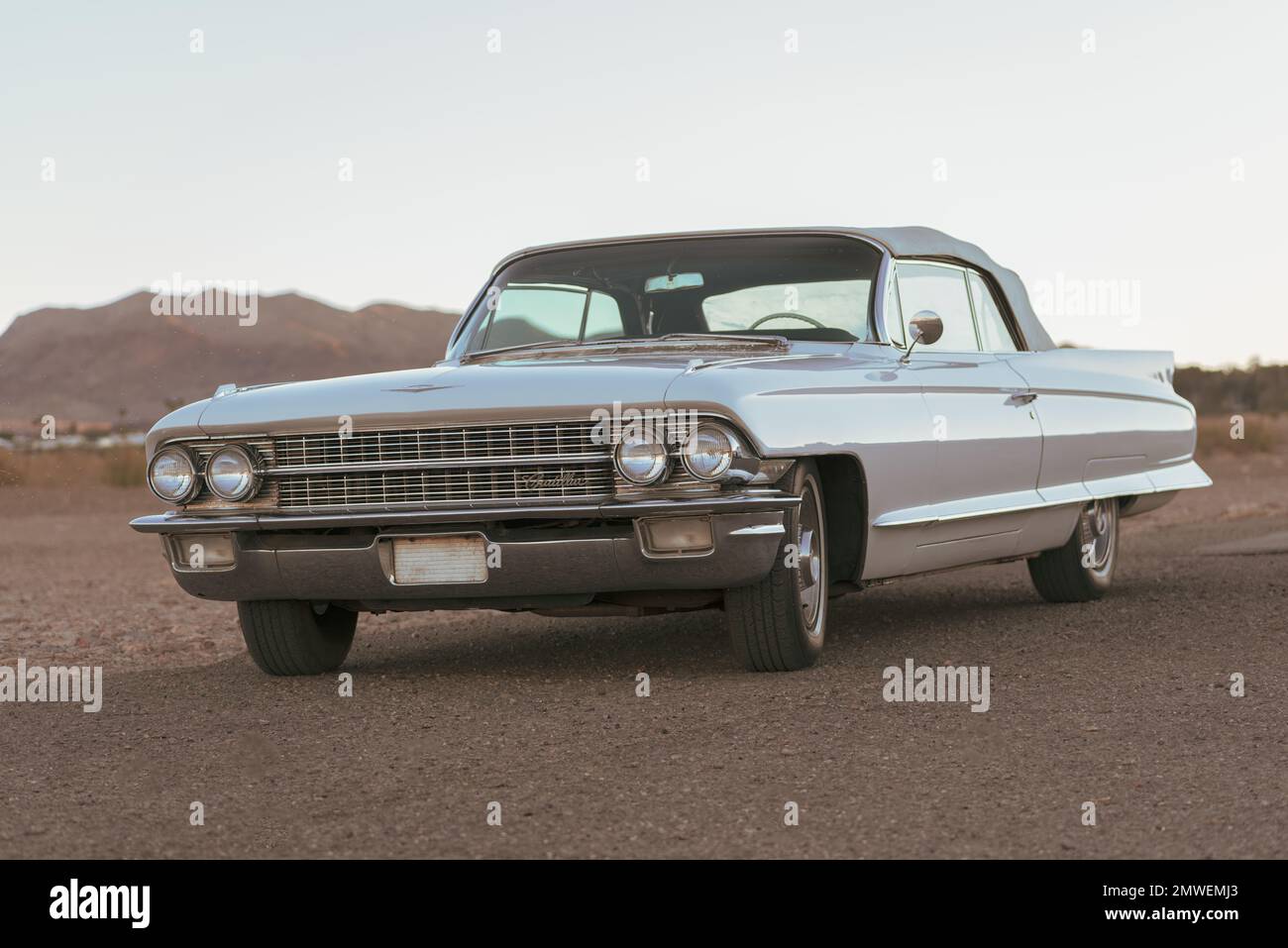 Cadillac décapotable classique des années 1960 présentée en fin d'après-midi garée près du lac Mead. Banque D'Images