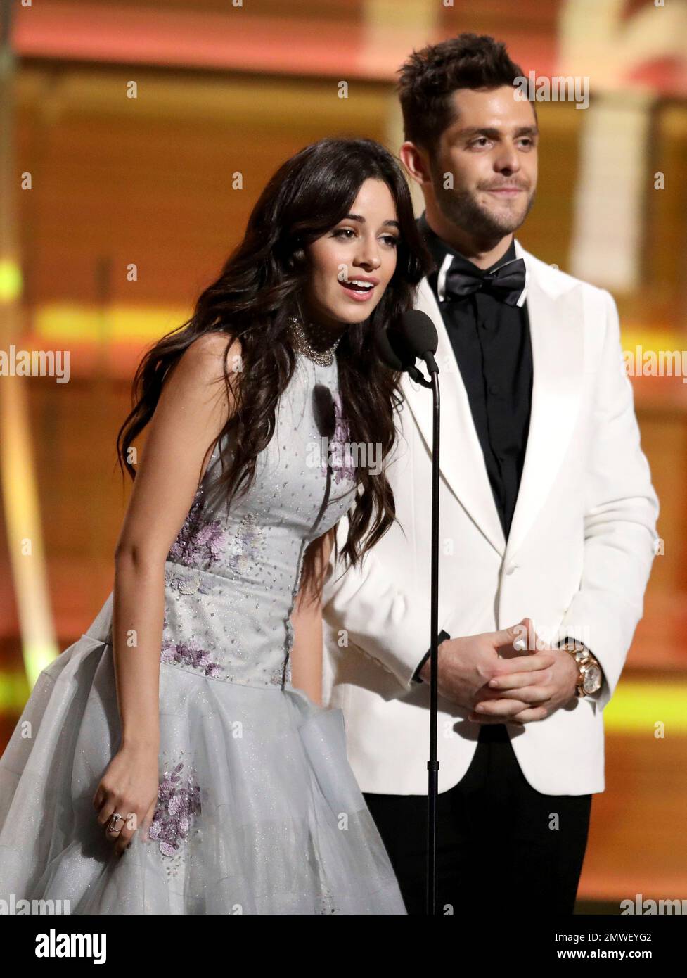 Camila Cabello, left, and Thomas Rhett present the award for best country solo performance at the 59th annual Grammy Awards on Sunday, Feb. 12, 2017, in Los Angeles. (Photo by Matt Sayles/Invision/AP) Banque D'Images