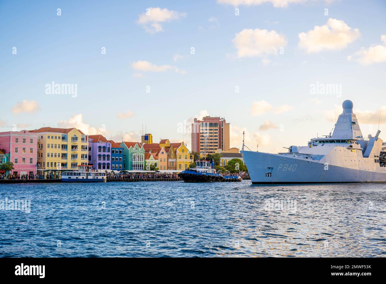 Curaçao - 1 février 2023 navire de défense de l'armée arrivant à Willemstad lors d'un voyage en bateau d'Aruba à Cuaracao sur le navire de défense de l'armée ZR.Melle La Hollande et une cérémonie de bienvenue à Curaçao, le 5 jour de leur visite aux îles néerlandaises des Caraïbes. (Photo par DPPA/Sipa USA) Banque D'Images