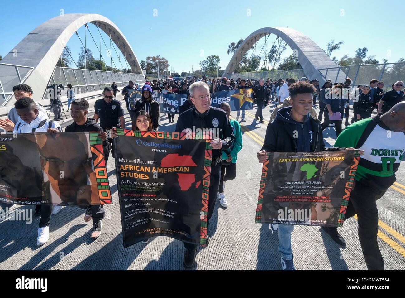 Michael Moore, chef de la police de Los Angeles, accompagne les officiers et les élèves de diverses écoles secondaires, ainsi que les enseignants et les parents lors de la troisième tournée annuelle Good trouble Walk à Los Angeles. Le département de police de Los Angeles, la police scolaire de Los Angeles, la patrouille routière de Californie, les responsables de la police de l'aéroport de Los Angeles, des étudiants de diverses écoles secondaires ainsi que des enseignants et des parents ont participé à la troisième conférence de presse annuelle du Good trouble Walk & Cultural Sensitivity Summit au Sixth Street Bridge. (Photo de Ringo Chiu/SOPA Images/Sipa USA) Banque D'Images