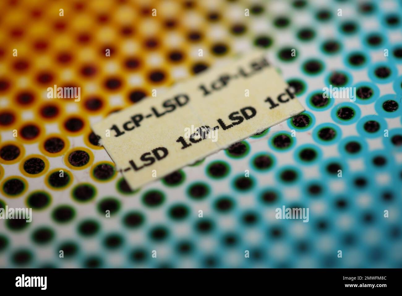 Papiers lsd blancs auto-faits médicaments colorés macro fond et fonds d'écran dans super fine haute qualité psychédélique hippie indigo trances imprimés Banque D'Images